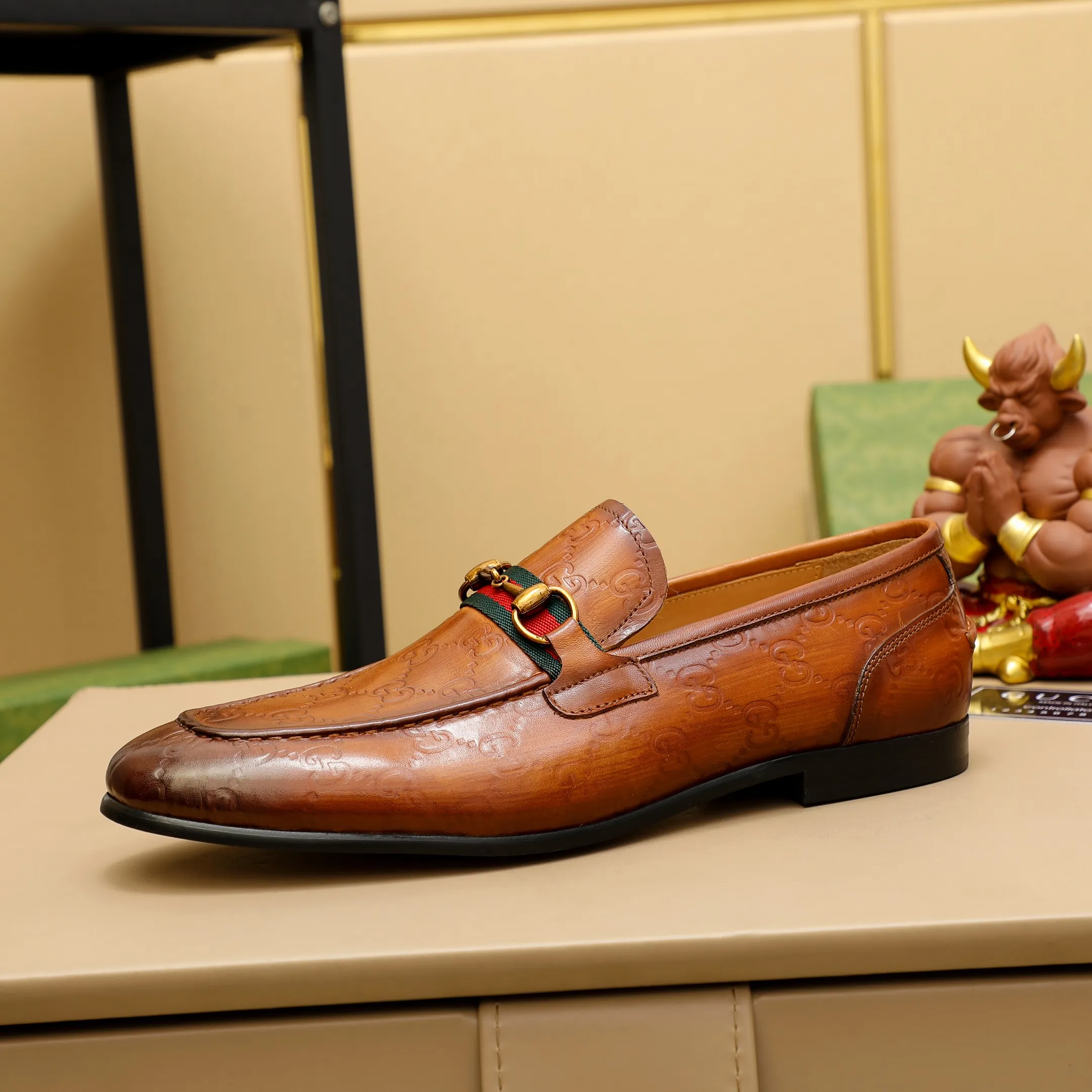p480 GUCCI 2021 men’s latest casual leather shoes👞! Available at counters simultaneously! A one-to-one replica of the original. All imported top layer calfskin. The interior is made of top-grade cowhide, and the original factory-supplied rubber outsole is used. Leading new fashion concepts. Black, brown, matching sizes: 38-45